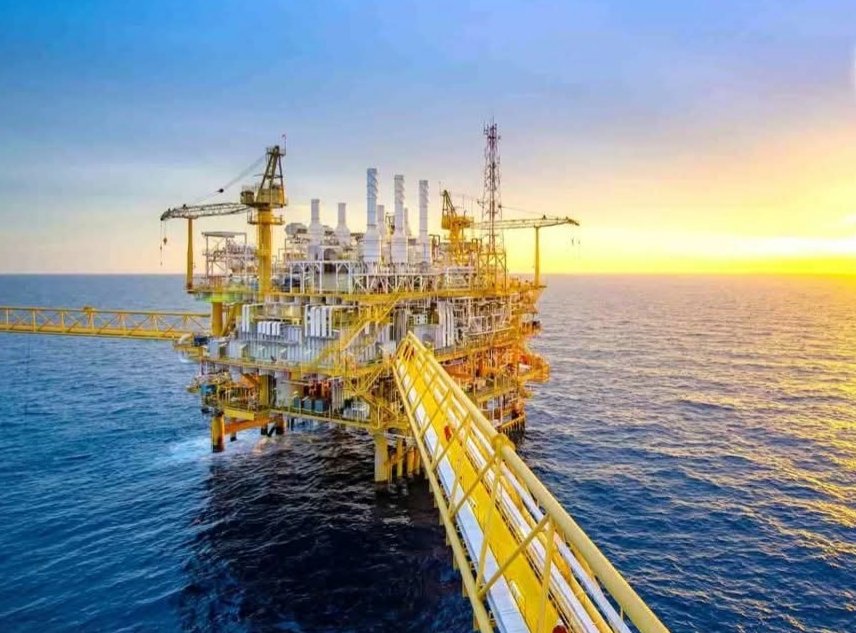 بئر “بلاعيم البحري 133” تبدأ إنتاجها من الزيت الخام بمنطقة حقول سيناء