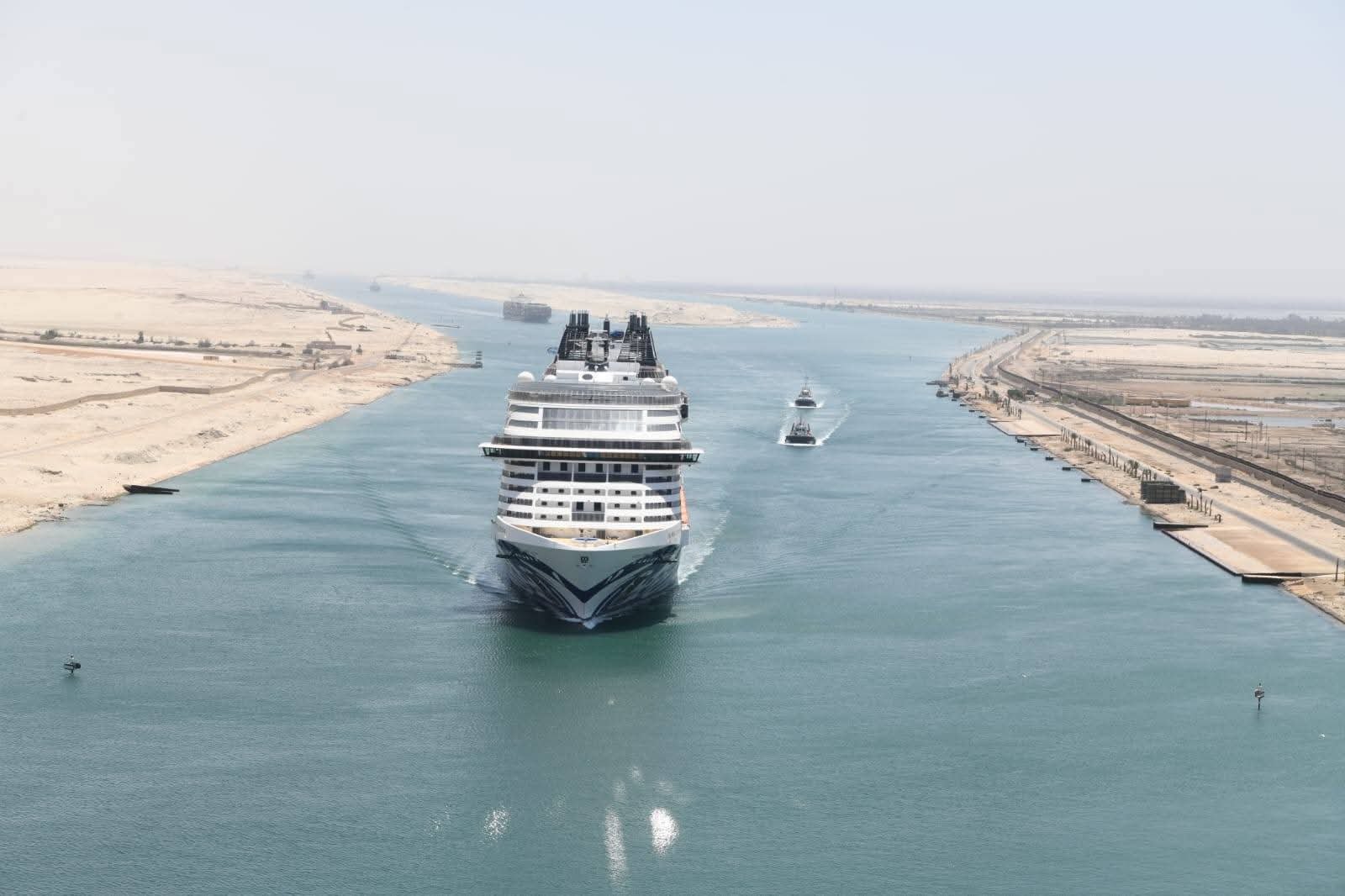 عبور إحدى أكبر سفن الرحلات البحرية في العالم من قناة السويس