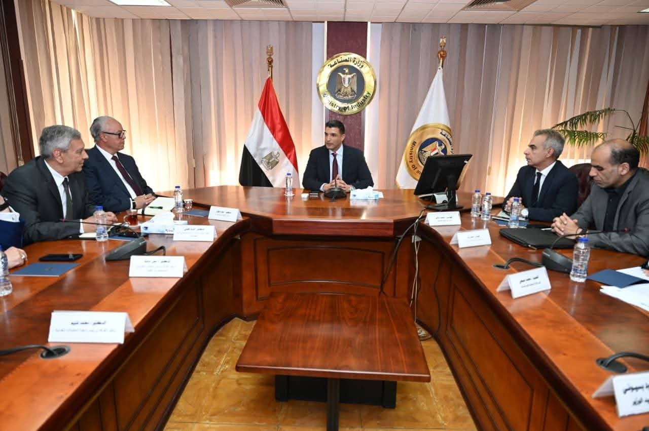 وزير الصناعة: تشجيع شركات الأدوية على التوسع في تعميق صناعة المواد الفعالة في مصر