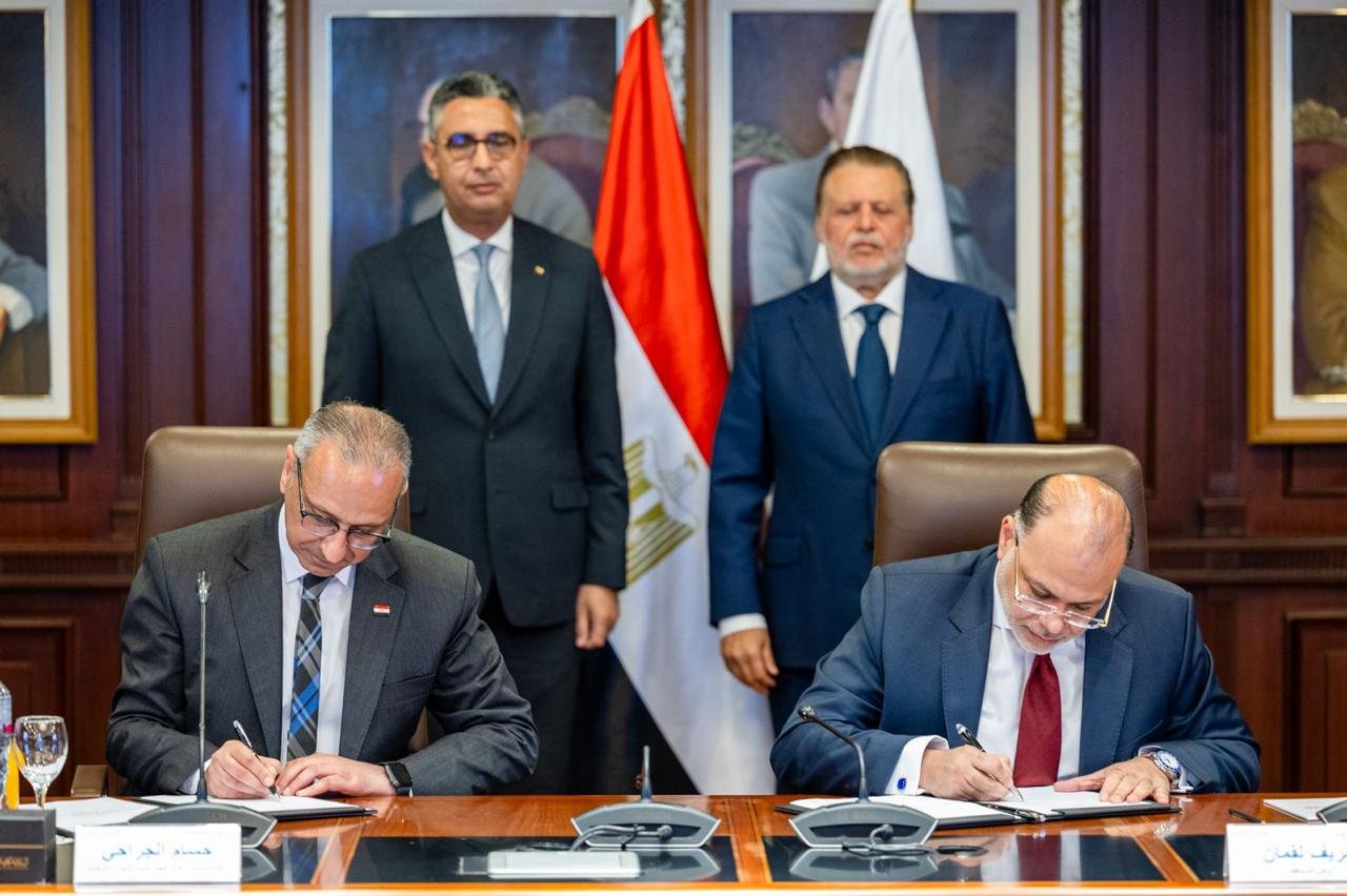 بروتوكول بين البنك المركزى ووزير التموين يتيح للقطاع المصرفى الاستعلام الإلكترونى عن السجل التجارى