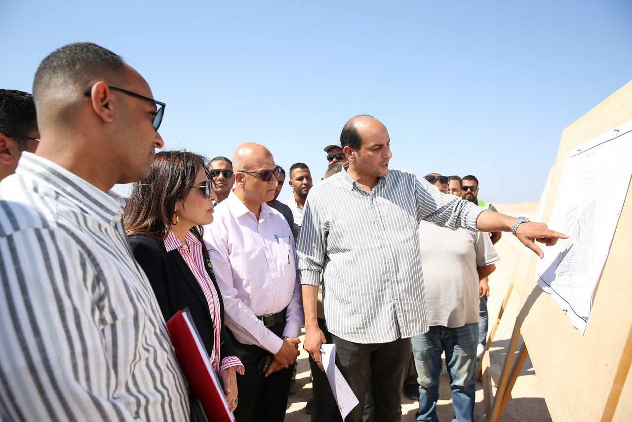 وزيرة الإسكان تتفقد سير العمل بالأراضي البديلة لمشروع تطوير منطقة علم الروم بمطروح